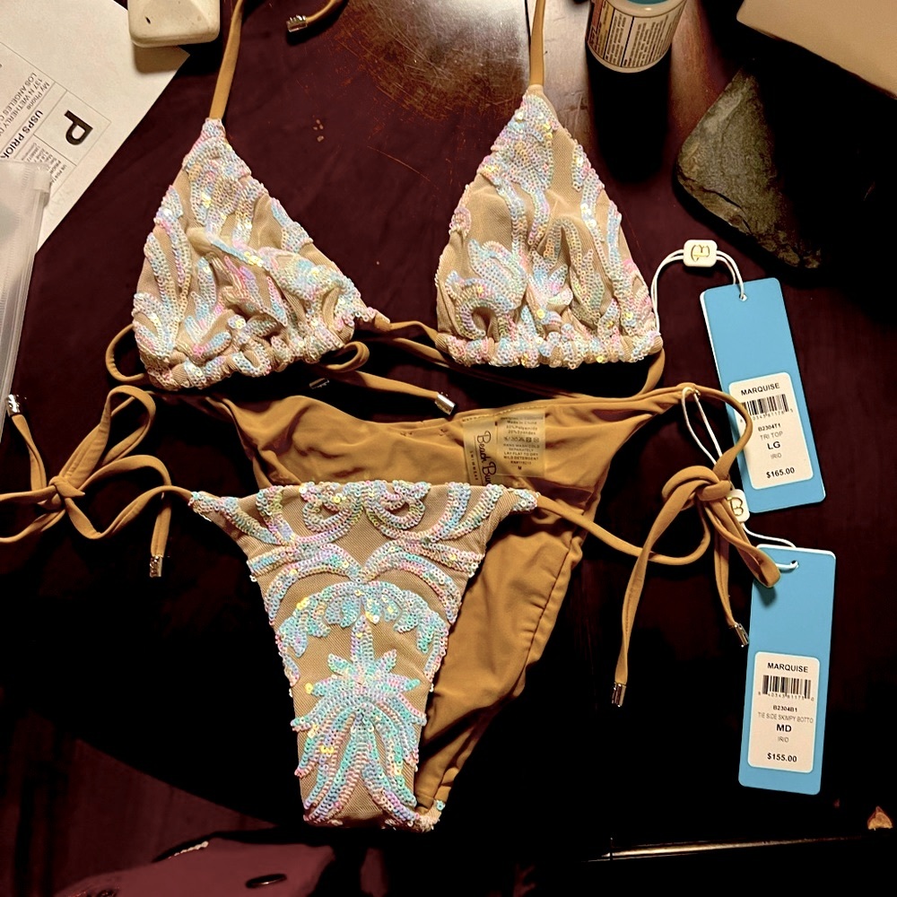 NWT BEACHBUNNY BIKINI(size large & medium bottom)